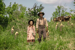 (S-D) Alice Halsey come Laura Ingalls, Luke Bracey come Charles Ingalls in La casa nella prateria 1x01
