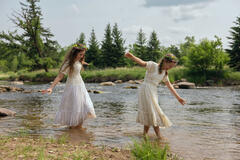 (S-D) Skywalker Hughes come Mary Ingalls, Alice Halsey come Laura Ingalls in La casa nella prateria 1x01