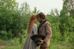 (S-D) Crosby Fitzgerald come Caroline Ingalls, Luke Bracey come Charles Ingalls in La casa nella prateria 1x01