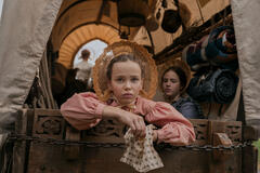 (S-D) Alice Halsey come Laura Ingalls, Skywalker Hughes come Mary Ingalls in La casa nella prateria 1x01