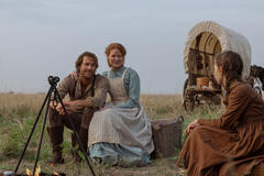 (S-D) Luke Bracey come Charles Ingalls, Crosby Fitzgerald come Caroline Ingalls, Alice Halsey come Laura Ingalls in La casa nella prateria 1x01