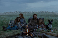 (S-D) Skywalker Hughes come Mary Ingalls, Crosby Fitzgerald come Caroline Ingalls, Luke Bracey come Charles Ingalls, Alice Halsey come Laura Ingalls in La casa nella prateria 1x01