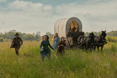 (S-D) Luke Bracey come Charles Ingalls, Skywalker Hughes come Mary Ingalls, Crosby Fitzgerald come Caroline Ingalls, Alice Halsey come Laura Ingalls in La casa nella prateria 1x01