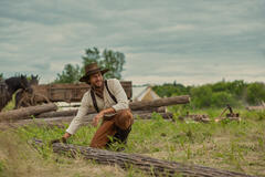 Luke Bracey come Charles Ingalls in La casa nella prateria 1x01