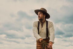 Luke Bracey come Charles Ingalls in La casa nella prateria 1x01