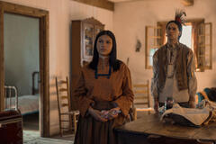 (S-D) Alyssa Wapanatâhk as White Sun, Xander Cole as Little Puma in La casa nella prateria 1x02