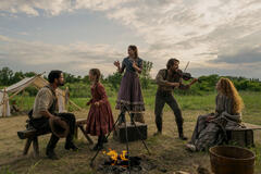 (S-D) Warren Christie come John Edwards, Alice Halsey come Laura Ingalls, Skywalker Hughes come Mary Ingalls, Luke Bracey come Charles Ingalls, Crosby Fitzgerald come Caroline Ingalls in La casa nella prateria 1x02
