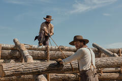 (S-D) Warren Christie come John Edwards, Luke Bracey come Charles Ingalls in La casa nella prateria 1x02