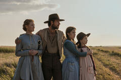 (S-D) Crosby Fitzgerald come Caroline Ingalls, Luke Bracey come Charles Ingalls, Skywalker Hughes come Mary Ingalls, Alice Halsey come Laura Ingalls in La casa nella prateria 1x02