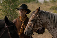 Meegwun Fairbrother come Mitchell in La casa nella prateria 1x02