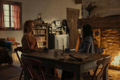 (S-D) Crosby Fitzgerald come Caroline Ingalls, Alyssa Wapanatâhk come White Sun in La casa nella prateria 1x04