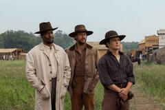 (S-D) Jocko Sims come Dr. George Tann, Luke Bracey come Charles Ingalls, Maclean Fish come Adam Scott in La casa nella prateria 1x05