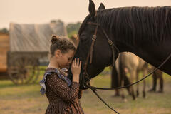 Alice Halsey come Laura Ingalls in La casa nella prateria 1x05