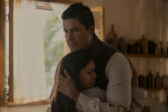 (S-D) Alyssa Wapanatâhk come White Sun, Meegwun Fairbrother come Mitchell in La casa nella prateria 1x07