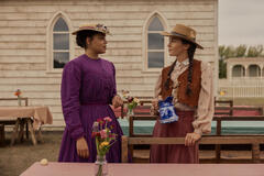(S-D) Barrett Doss come Emily Henderson, Rebecca Amzallag come Lacey in La casa nella prateria 1x07