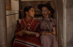 (S-D) Wren Zhawenim Gotts come Good Eagle, Alice Halsey come Laura Ingalls in La casa nella prateria 1x07