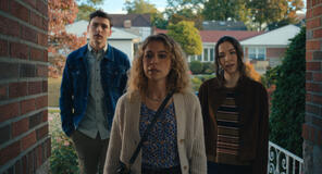 Charlie Hall, Tatiana Maslany e Kiarra Hamagami in Maximum Pleasure Guaranteed 1x07