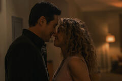 Raymond Lee e Tatiana Maslany in Maximum Pleasure Guaranteed 1x10