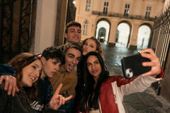 (S-D) Nicole Malaj come Rachele, Martina Pia Gambardella come Monica, Fabio Bizzarro come Ezio, Simone Secce come Diego Giordano, Margherita Buoncristiani come Camilla Savino, Annalaura Paragano come Ilaria in Minerva - La Scuola 1x05