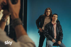 Matteo Oscar Giuggioli e Elia Nuzzolo in La Leggendaria Storia Degli 883 2x05 - Foto da set