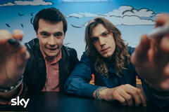 Elia Nuzzolo e Matteo Oscar Giuggioli in La Leggendaria Storia Degli 883 2x07 - Foto da set