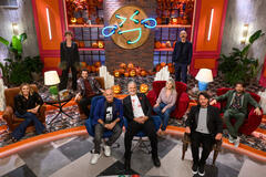 LOL Halloween Special - Il cast Maccio Capatonda, Katia Follesa, Lucia Ocone, Herbert Ballerina, Brenda Lodigiani e Andrea Pisani insieme ai conduttori Giorgio Gherarducci e Marco Santin (Gialappa's Band)