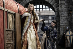 Connie Nielsen come Eleanor e Oscar Salem come Marshall in Robin Hood 1x06