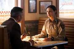 Morena Baccarin come Sceriffo Mickey Fox in Sheriff Country 1x01