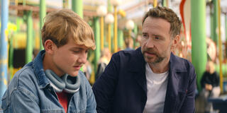 Cooper Turner e Rafe Spall in Trying 5x01