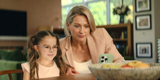 Matilda Flower e Siân Brooke in Trying 5x01