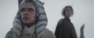 (S-D) Rosario Dawson (Ahsoka Tano) e Natasha Liu Bordizzo (Sabine Wren) in Star Wars: Ahsoka - Stagione 2