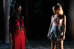 Jodie Turner-Smith e Meredith Hagner in Bad Monkey 1x07