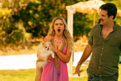 Meredith Hagner e Rob Delaney in Bad Monkey 1x08