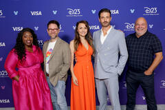 (S-D) Malinda Parris, Tim Federle, Oliver Tompsett, Samantha Barks e Casey Nicholaw al Disney Entertainment Showcase del D23: The Ultimate Disney Fan Event, il 14 agosto 2026 ad Anaheim, California