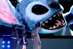 (S-D) Ke Huy Quan, Maia Kealoha e Ginnifer Goodwin per Lilo & Stich 2 sul palco del Disney Entertainment Showcase al D23: The Ultimate Disney Fan Event il 14 agosto 2026 ad Anaheim, California