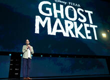 Pete Docter, direttore creativo di Pixar Animation Studios, per Ghost Market sul palco del Disney Entertainment Showcase al D23: The Ultimate Disney Fan Event il 14 agosto 2026 ad Anaheim, in California