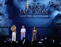 (S-D) Andra Day, Walker Scobell e Ming-Na Wen per Percy Jackson e gli dei dell'Olimpo - Stagione 3 sul palco del Disney Entertainment Showcase al D23: The Ultimate Disney Fan Event il 14 agosto 2026 ad Anaheim, California