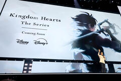Benjamin Bratt per Kingdom Hearts sul palco del Disney Entertainment Showcase al D23: The Ultimate Disney Fan Event il 14 agosto 2026 ad Anaheim, California