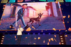 Benjamin Bratt per Coco 2 sul palco del Disney Entertainment Showcase al D23: The Ultimate Disney Fan Event il 14 agosto 2026 ad Anaheim, California