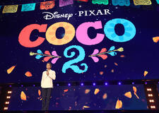 Benjamin Bratt per Coco 2 sul palco del Disney Entertainment Showcase al D23: The Ultimate Disney Fan Event il 14 agosto 2026 ad Anaheim, California