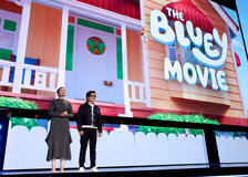 (S-D) Ginnifer Goodwin e Ke Huy Quan per Bluey - Il Film sul palco del Disney Entertainment Showcase al D23: The Ultimate Disney Fan Event il 14 agosto 2026 ad Anaheim, California
