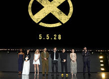 (S-D) Maya Boyd, Inde Navarrette, Samara Weaving, Christopher Abbott, Kit Connor, Jake Schreier, Sadie Sink e Kevin Feige, Presidente dei Marvel Studios, per X-Men (2028) sul palco del Disney Entertainment Showcase al D23: The Ultimate Disney Fan Event il 14 agosto 2026 ad Anaheim, California