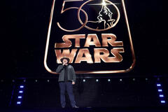 Dave Filoni, Presidente e Direttore Creativo di Lucasfilm, per Star Wars: Starfighter sul palco del Disney Entertainment Showcase al D23: The Ultimate Disney Fan Event il 14 agosto 2026 ad Anaheim, in California