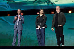 (S-D) Walton Goggins, Hailee Steinfeld e Jared Bush, Direttore Creativo dei Walt Disney Animation Studios, per Hexe: Il Regno delle Streghe sul palco del Disney Entertainment Showcase al D23: The Ultimate Disney Fan Event il 14 agosto 2026 ad Anaheim, California