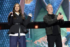 (S-D) Hailee Steinfeld e Jared Bush, Direttore Creativo dei Walt Disney Animation Studios, per Hexe: Il Regno delle Streghe sul palco del Disney Entertainment Showcase al D23: The Ultimate Disney Fan Event il 14 agosto 2026 ad Anaheim, California