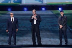(S-D) James Spader, Paul Bettany e Kevin Feige, Presidente dei Marvel Studios, per VisionQuest sul palco del Disney Entertainment Showcase al D23: The Ultimate Disney Fan Event il 14 agosto 2026 ad Anaheim, California