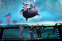 (S-D) Walton Goggins, Hailee Steinfeld e Jared Bush, Direttore Creativo dei Walt Disney Animation Studios, per Hexe: Il Regno delle Streghe sul palco del Disney Entertainment Showcase al D23: The Ultimate Disney Fan Event il 14 agosto 2026 ad Anaheim, California
