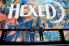 (S-D) Hailee Steinfeld e Jared Bush, Direttore Creativo dei Walt Disney Animation Studios, per Hexe: Il Regno delle Streghe sul palco del Disney Entertainment Showcase al D23: The Ultimate Disney Fan Event il 14 agosto 2026 ad Anaheim, California