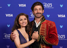 (S-D) Samantha Barks e Oliver Tompsett al Disney Entertainment Showcase del D23: The Ultimate Disney Fan Event, il 14 agosto 2026 ad Anaheim, California