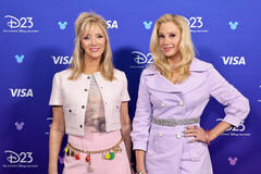 (S-D) Lisa Kudrow e Mira Sorvino al Disney Entertainment Showcase al D23: The Ultimate Disney Fan Event il 14 agosto 2026 ad Anaheim, California